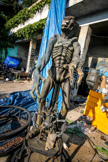 abandoned alien statue at Yongma Land in Seoul