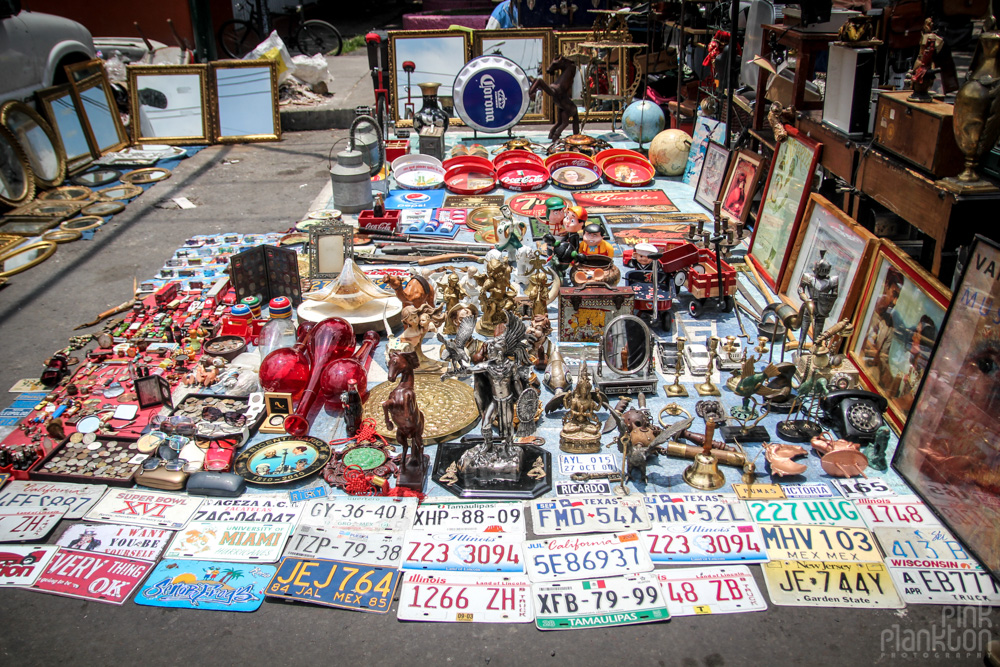 antique store in Mercado La Lagunilla in Mexico City