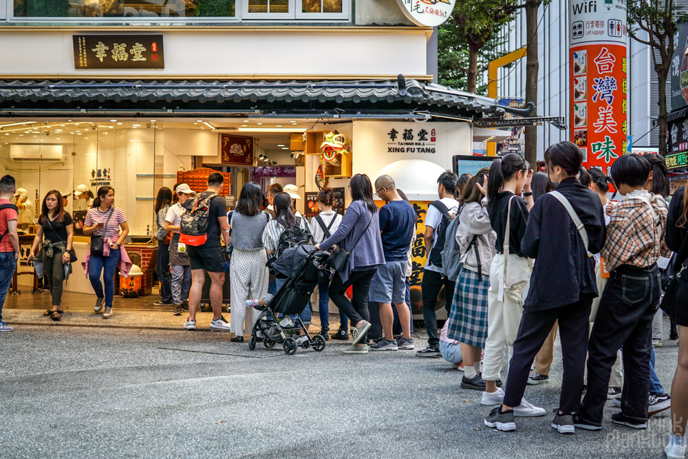 lineup for Xing Fu Tang bubble tea in Taipei, Taiwan