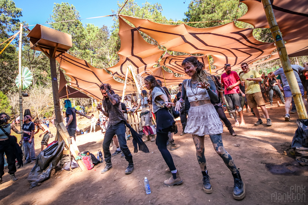 crowd dancing at Festival Psycristrance