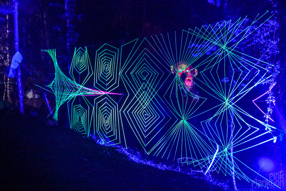 string art in black light at Lion stage at Festival Psycristrance