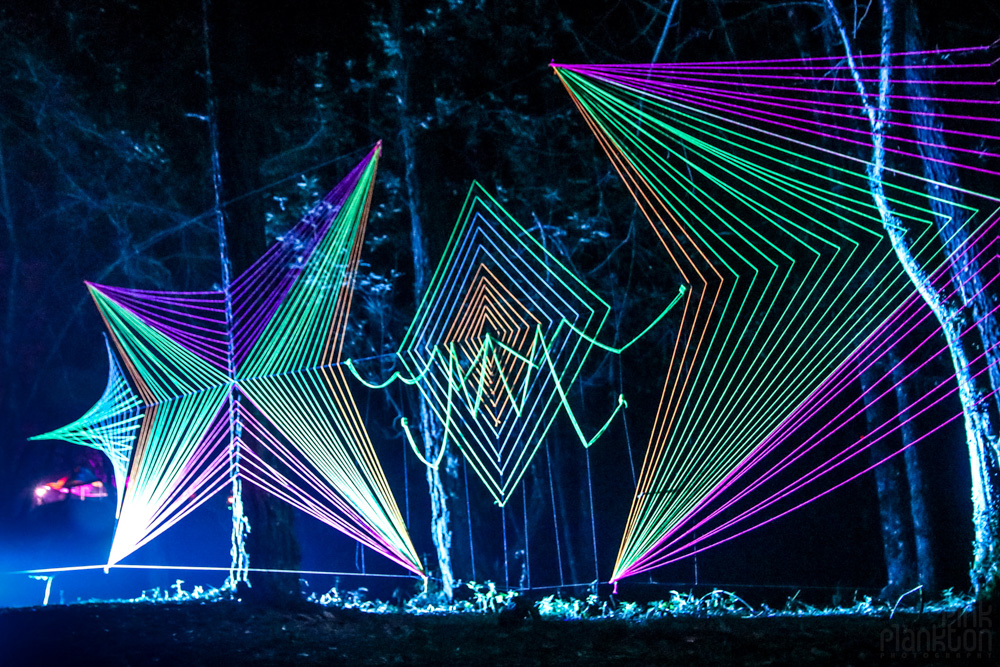 string art in black light at Lion stage at Festival Psycristrance