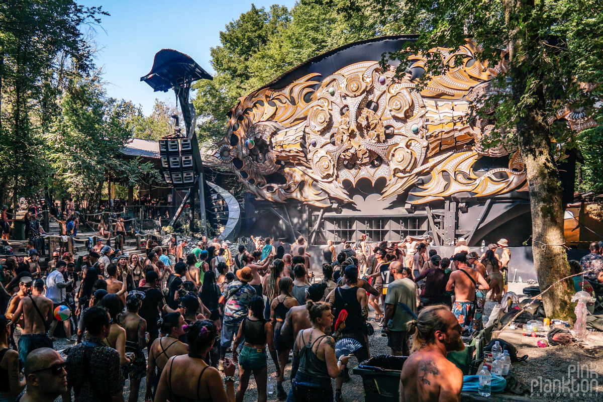 Crowd dancing at the Hive Stage during daytime at Modem Festival