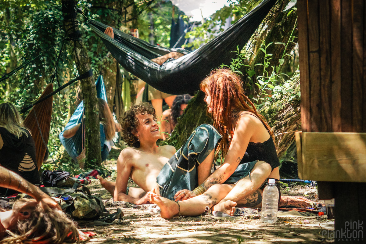 Man and woman sitting and talking at Modem Festival